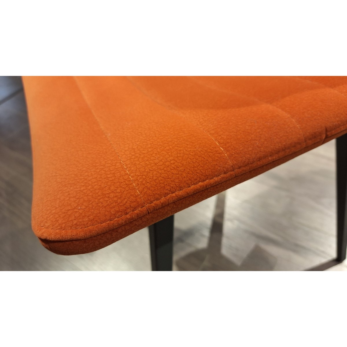 Acquista online Midj set 4 chairs mod. Cover in orange Carubu fabric Af Interni